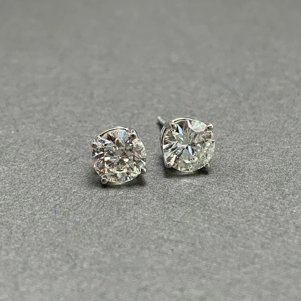 Estate Jewelers project photography featuring a pair of earrings.